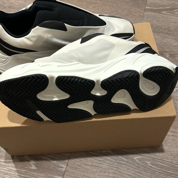 YZY - Yeezy - 700 - Picture 4 of 4